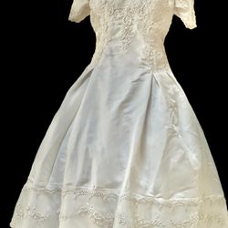Gorgeous Voluptuous Scalloped Edge Pearl Wedding Dress 
