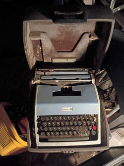 Underwood Vintage Portable Typewriter with Case