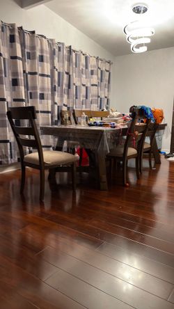 Expanding dining table with 8 chairs