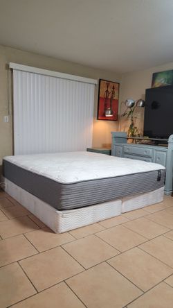 HIGH QUALITY KING SIZE SCOTT LIVING MATTRESS AND BOXSPRINGS FOR SALE! IN EXCELLENT CONDITION, FREE DELIVERY