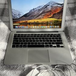 Apple MacBook Air 13” i5, 4GB Ram 125 GB SSD