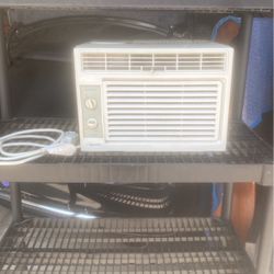 Comfort Aire Window Air Conditioner 