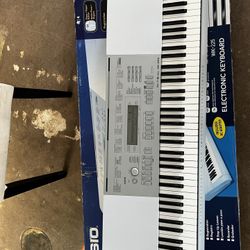 Casio Wk-225 Studio Keyboard 