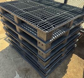 New Plastic pallets heavy duty $16 each