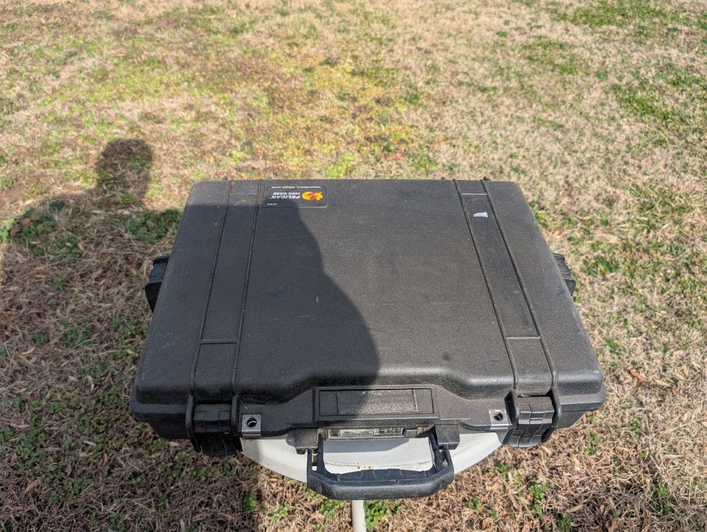 LIKE NEW PELICAN CASE WATERPROOF