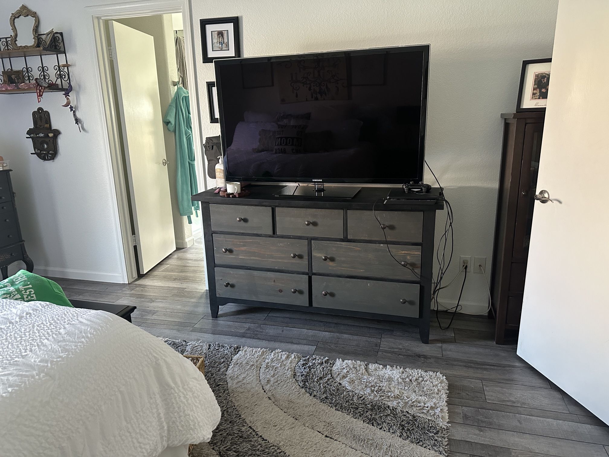 Dresser And 2 Nightstands