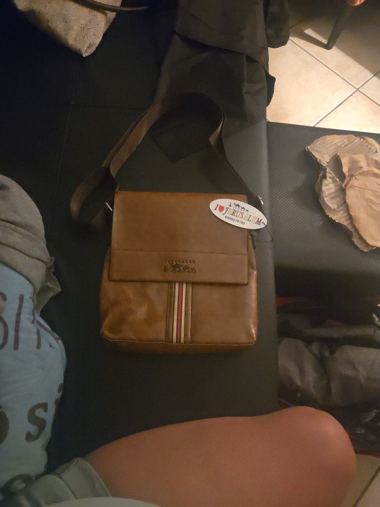 BRAND NEW MEN'S MESSENGER BAG