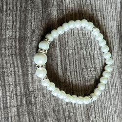 White Glass Bead Bracelet. 