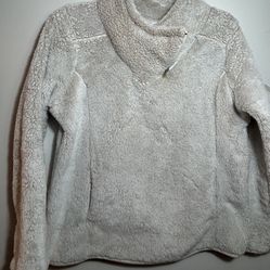 Women's warm sweater .Size M. $17.