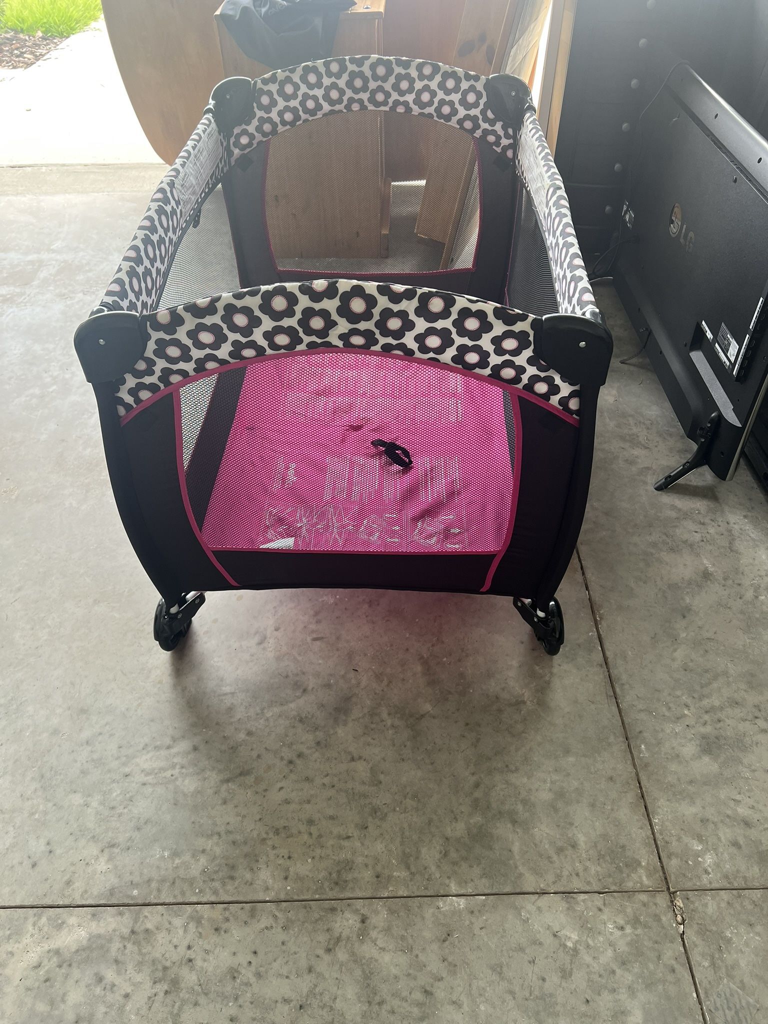 Evenflo Baby Suite Portable Playard Crib