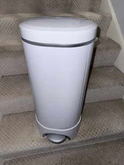 Munchkin Diaper Pail White Diaper Disposal System Odor Control