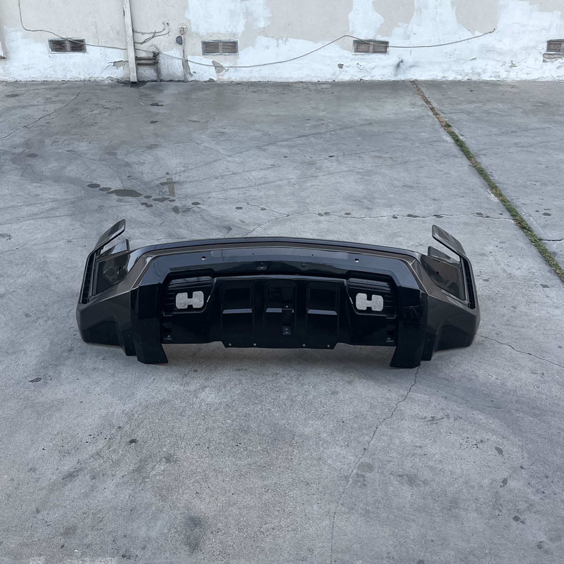 2021-2023 Chevy Tahoe Suburban  Front Bumper Cover OEM 