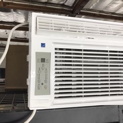 10 ,000 Btus Window Air Conditioning $200