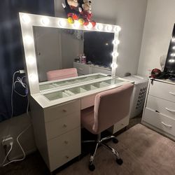 Vanity With Dimmable Lights 