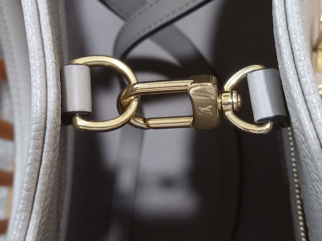 Louis Vuitton Onthego MM Tourtelle w/ Fleur De Monogram Charm Chain for  Sale in Paramus, NJ - OfferUp
