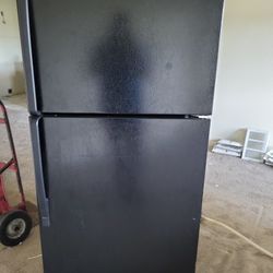 Whirlpool Refrogerator With Ice Maker