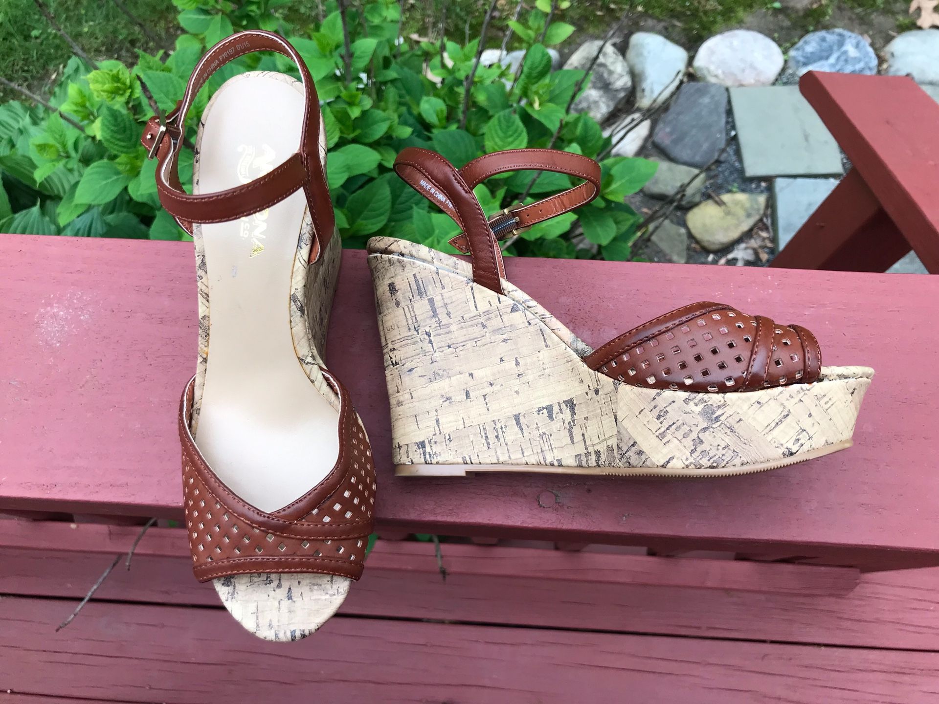 NEW Arizona Wedges - Size 6