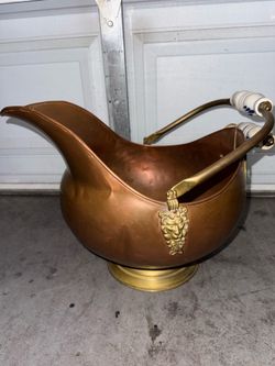 Large Vintage Copper Coal/Ash Scuttle Bucket Pot Lions Heads Blue Delft Handles