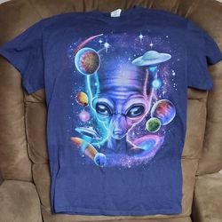 Gildan Shirt  Alien Print Sleeve T-Shirt Medium Size 