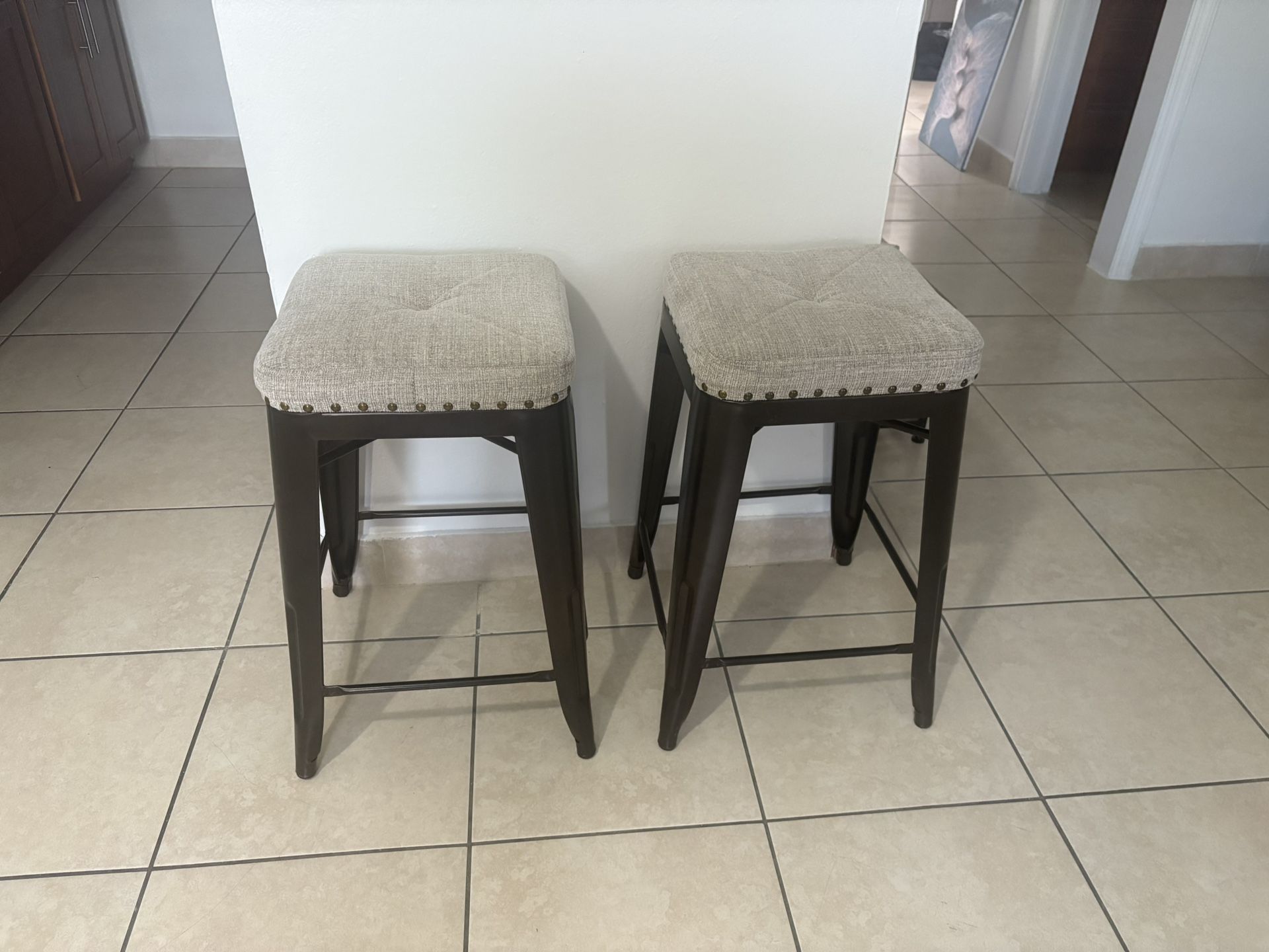 Set of 2 counter stools Fabric seats. /Juego de 2 tableros de mostrador Asientos tela.