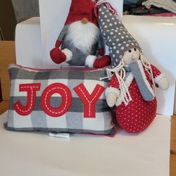 2 Gnomes And A Pillow