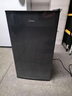 Midea 3.3 cu. ft. Mini Fridge / Compact Refrigerator (Black) – Energy Star