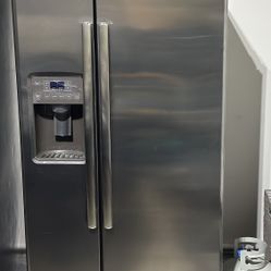 GE Fridge/Freezer. 500$
