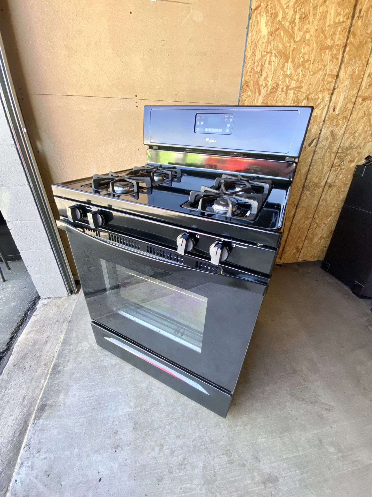 Whirlpool gas stove 4 burners black color 30” ( READ DESCRITION PLEASE )