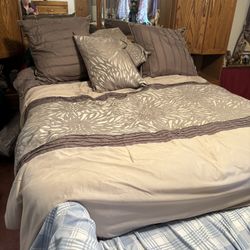 Beautiful Queen Size Bedspread With All 4 Pillows Included