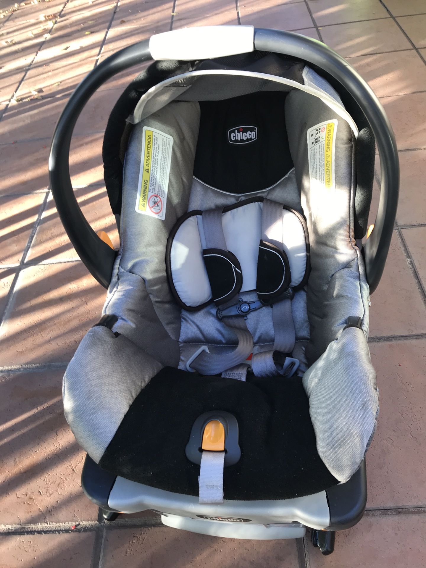 Chicco KeyFit 30 infant car seat with the base like brand new