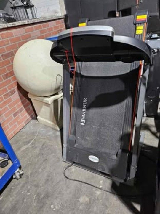 Treadmill - Barely Used - Heavy Duty - Lots of Settings
