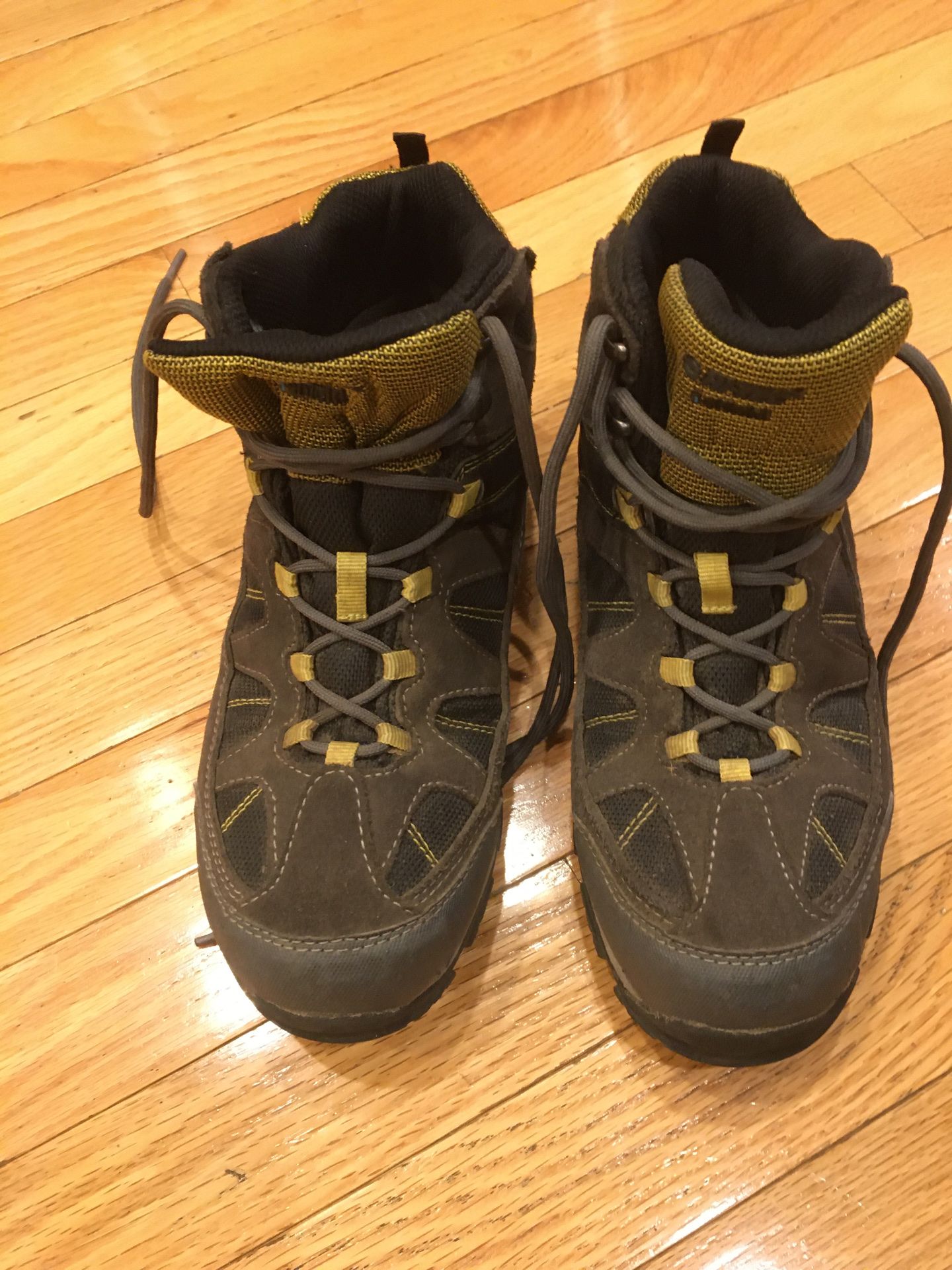 Waterproof Hiking Boots, LIKE NEW, size 6, Hi-Tec Altitude Lite i