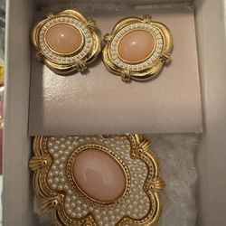 American Antique Jewelry / 1988 AVON Victorian Spring Brooch & Earring Set