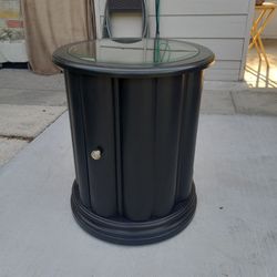 ROUND END TABLE BLACK WITH GLASS TOP