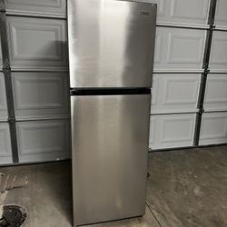 Vissani Refrigerator $675