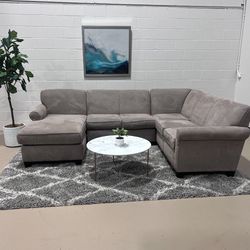 Graige Ushaped sectional w/Chaise! 🛻 Delivery Available