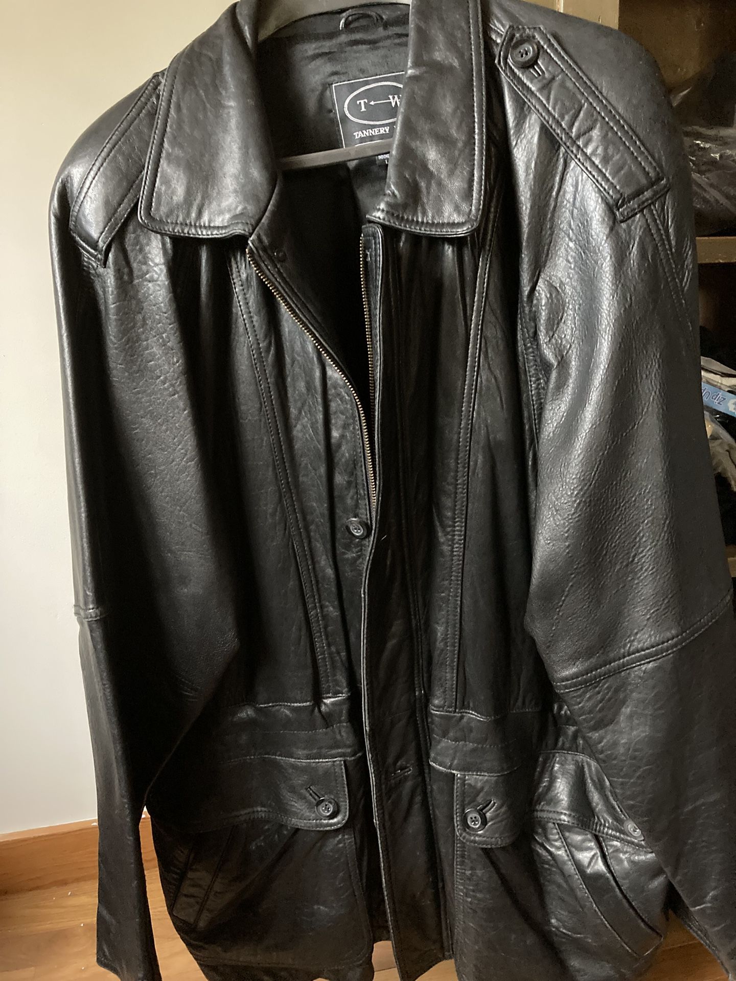 Vintage Tannery West Men Leather Car Coat Length Coat Zippered & Button W/2 Flap Pockets Size Large Mint Condition