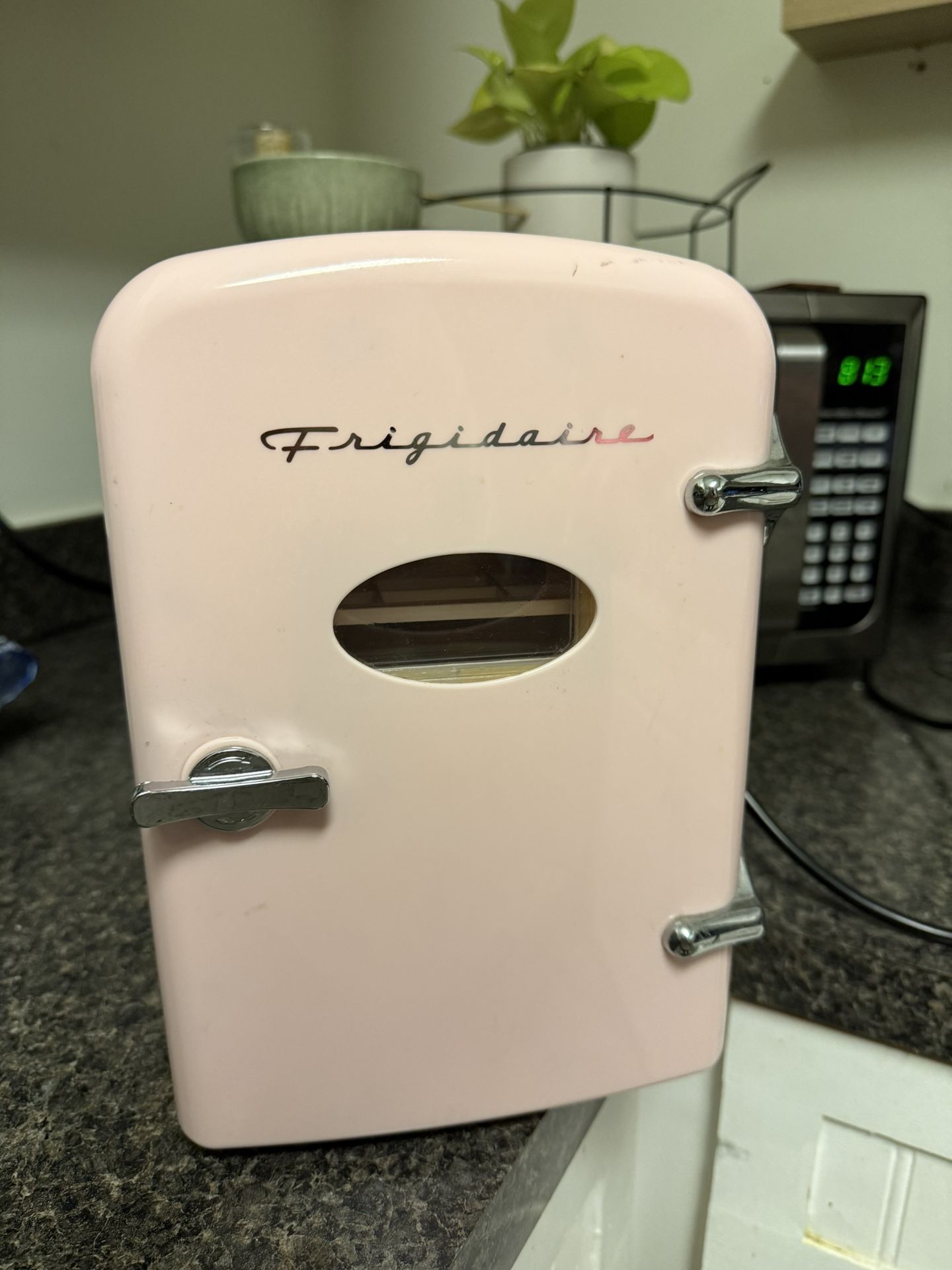 πΈ Mini Frigidaire Retro Style Portable Fridge β Pink πΈ