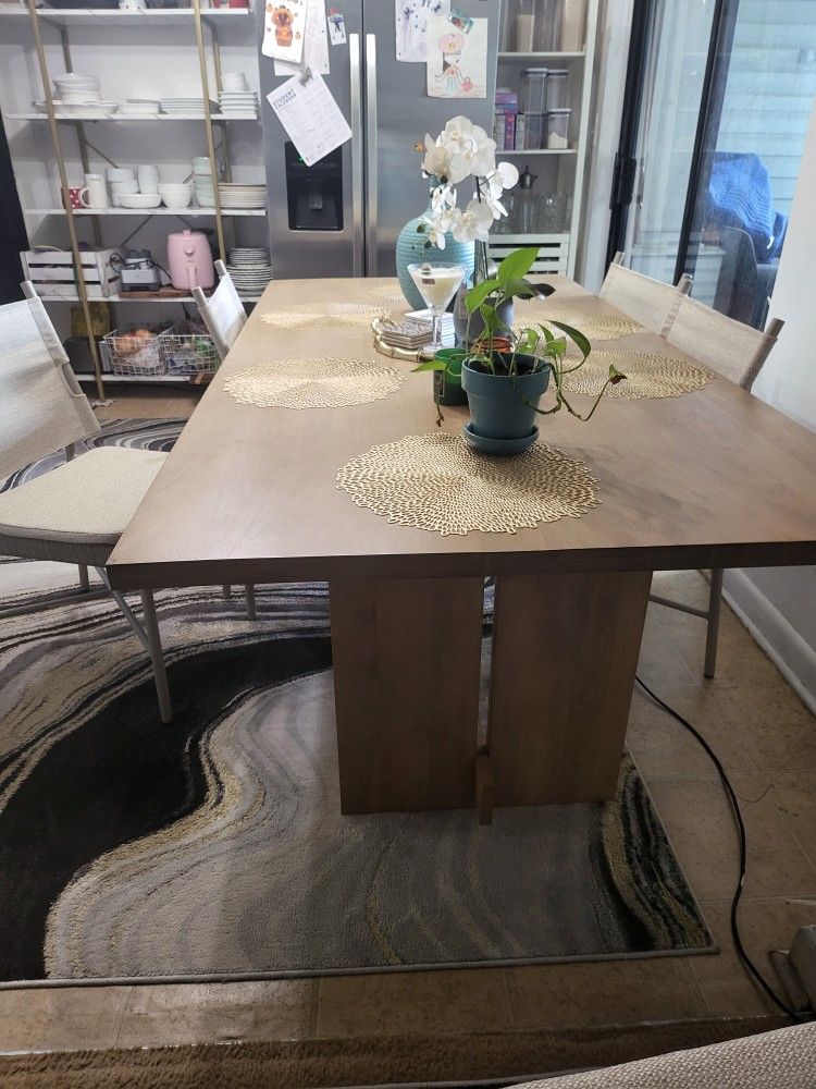 Aida Diner  Table  By Mercana  For 6 To 8 Seat  Like New Condition  Just Is Big For My Apartment    $1000