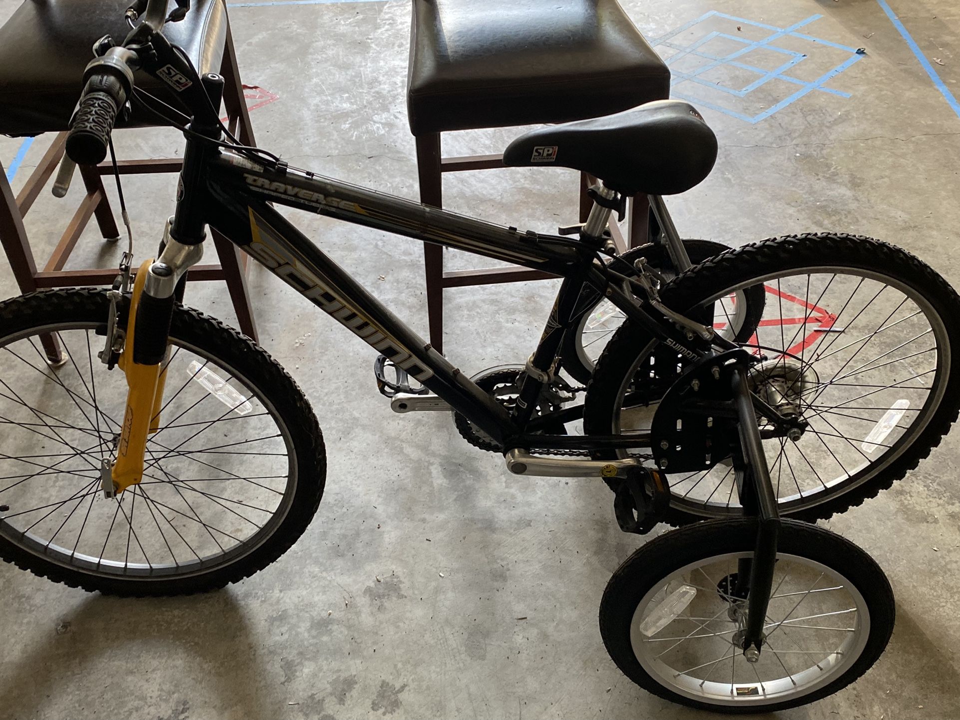 Schwinn bicycle w/ spec. Large training wheels