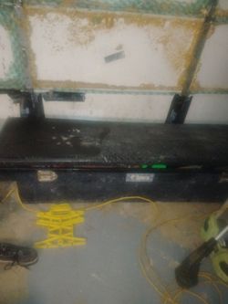 no key.. diamond plate tool box