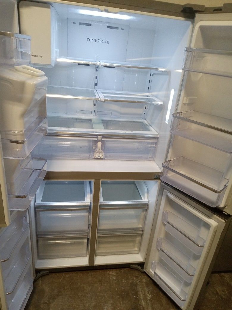 Beautiful 25 Cubic Foot Samsung Refrigerator Four door This Refrigerator Looks New Free Delivery Vancouver Area