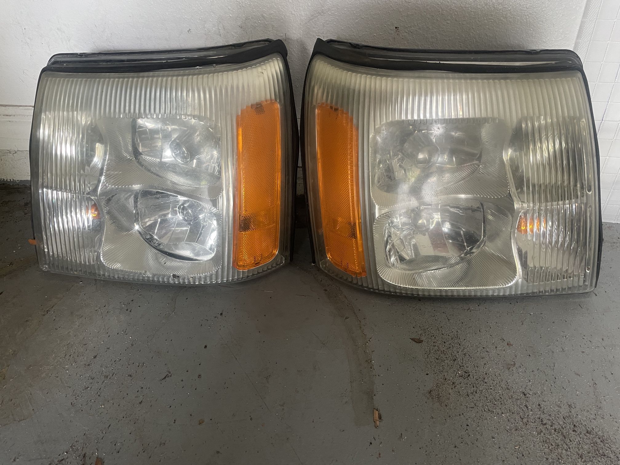 Cadillac Escalade Headlights 04/06