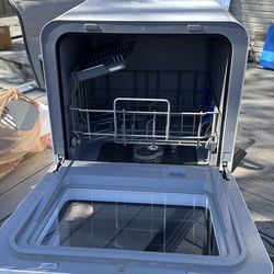 Countertop dishwasher