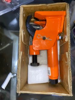 Tire bead breaker