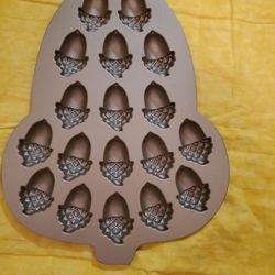  Acorn Baking Pan. Never Used. Nordic Wear.