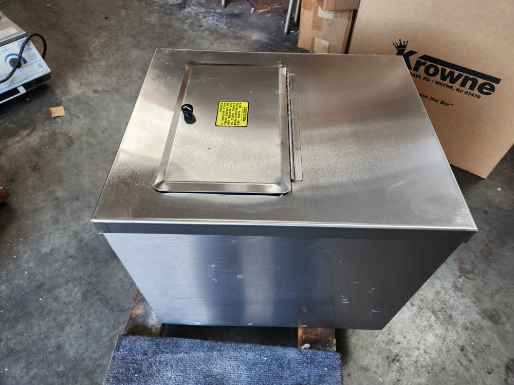 CLAWSON HQ-LL Hail Queen Cube Ice Crusher NSF New. Overstock