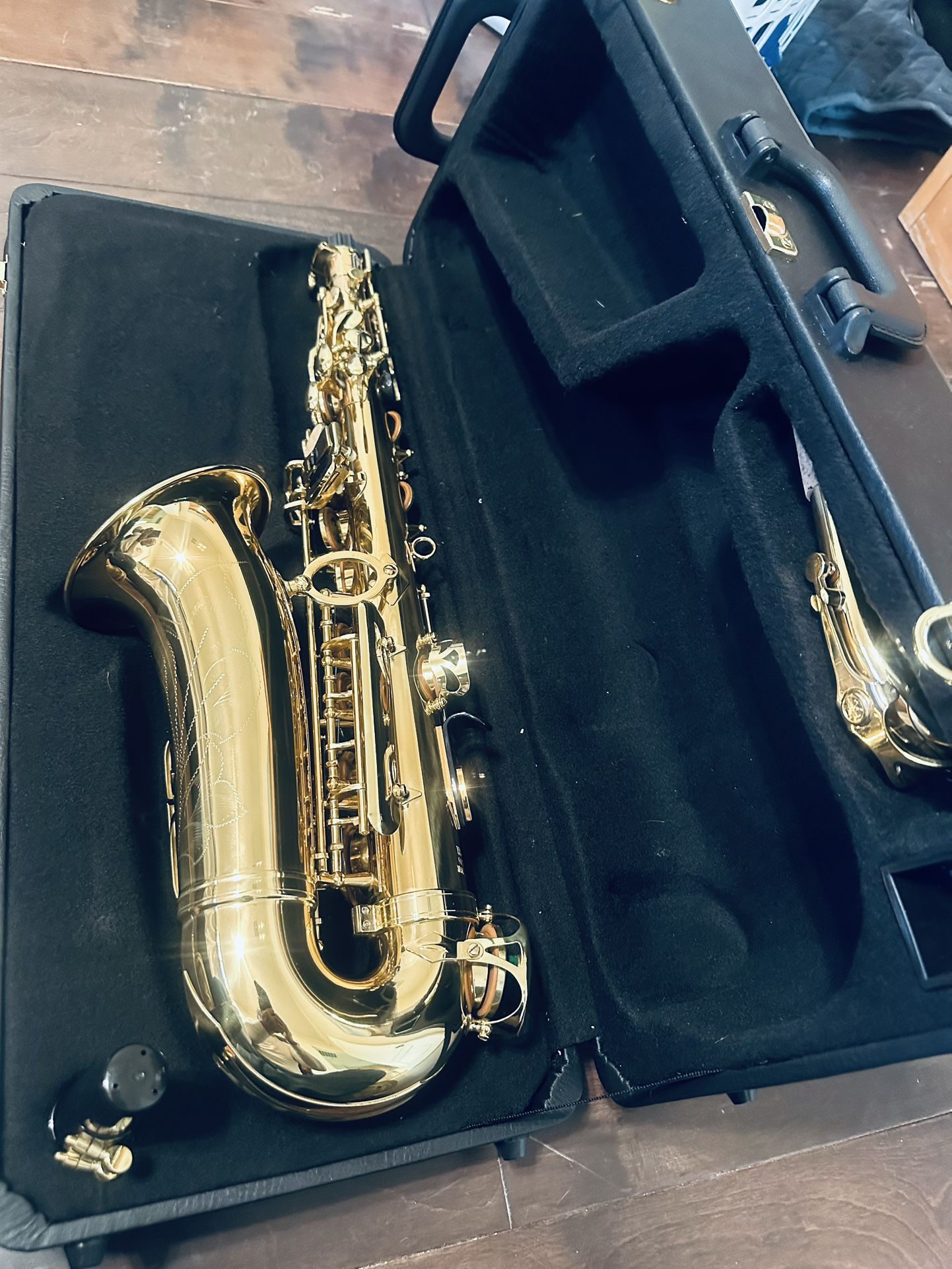 Saxophone. YAMAHA YAS-480 Intermediate Eb Saxophone, Gold Finish