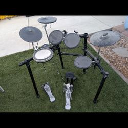 Yamaha Electric Drum Set DTX502