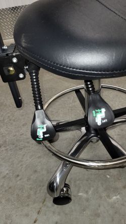 Saddle chair for estheticians
